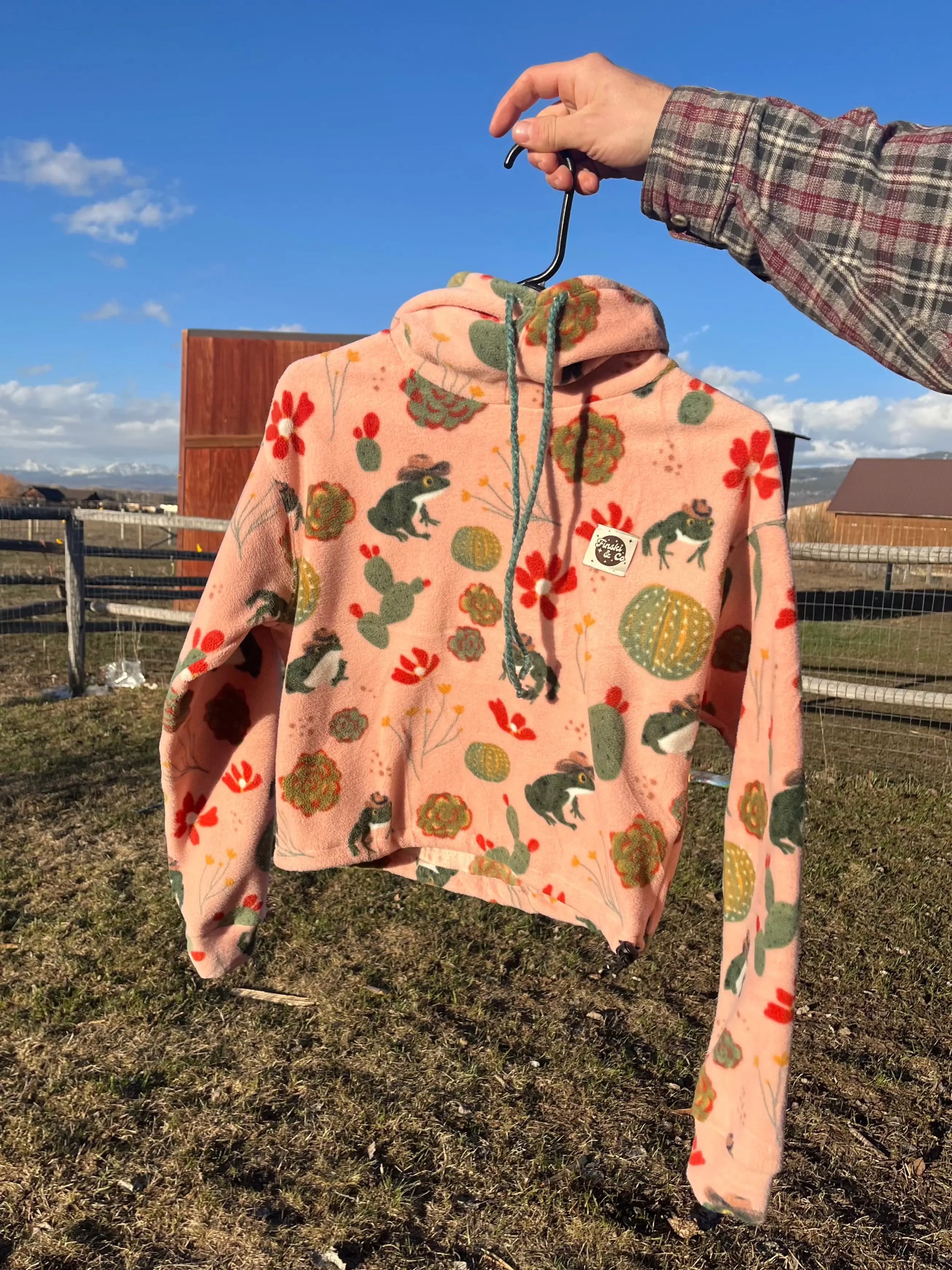 35. Frog cropped hoodie Finski&Co